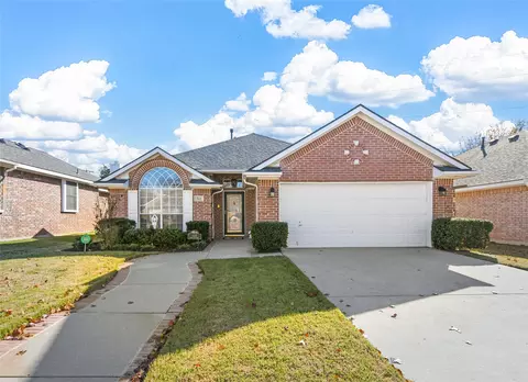 321 Chantilly Ct, Hurst, TX 76054