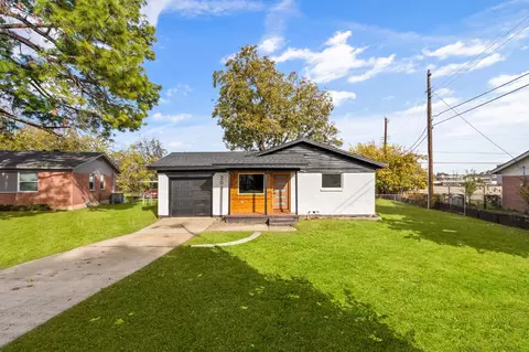 205 Skyway Dr, Euless, TX 76040
