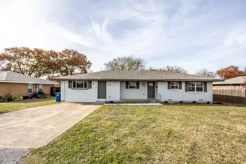 201 S Parks Dr, Desoto, TX 75115
