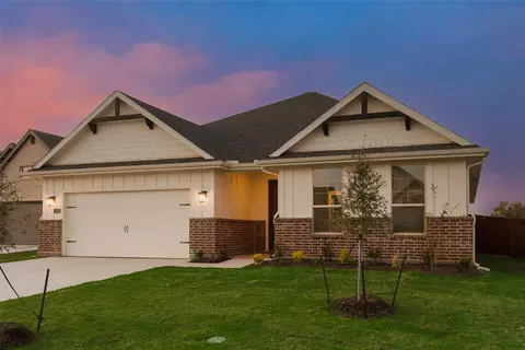 1233 Comal Ln, Springtown, TX 76082