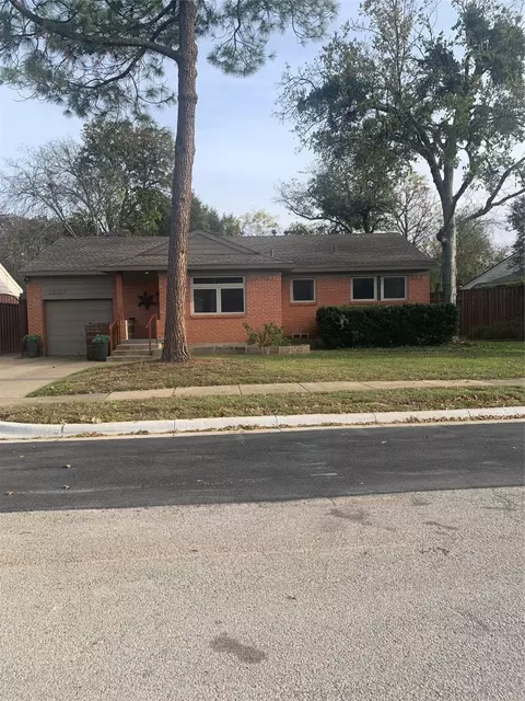 1807 Oak Tree Ln, Arlington, TX 76013