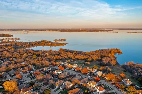 907 Lake Bluff Dr, Lake Dallas, TX 75065
