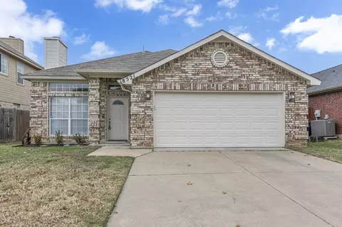 8521 Sabinas Trl, Fort Worth, TX 76118