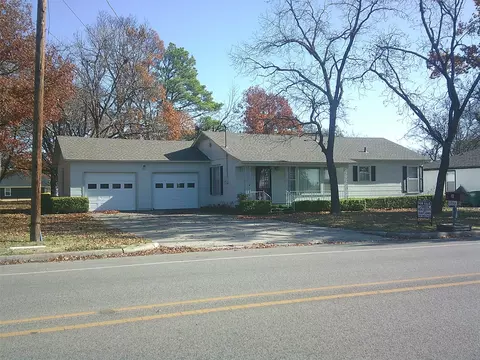 1402 S Grand Ave, Gainesville, TX 76240