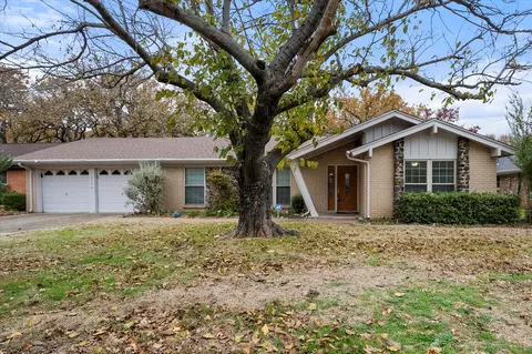 1208 W Redbud Dr, Hurst, TX 76053