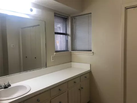Bath - 2820 Windy Dr, Commerce, TX 75428 photo 5 of 6