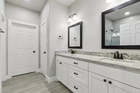 Bath - 809 Rockwall Ave, Terrell, TX 75160 photo 3 of 4