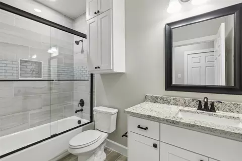 Bath - 809 Rockwall Ave, Terrell, TX 75160 photo 1 of 4