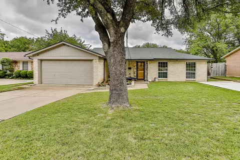 2100 Rockmoor Dr, Edgecliff Village, TX 76134