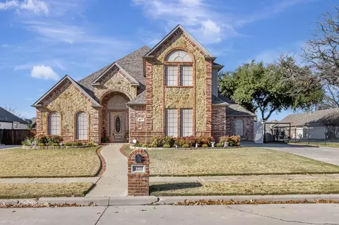 8221 Thornhill Dr, North Richland Hills, TX 76182