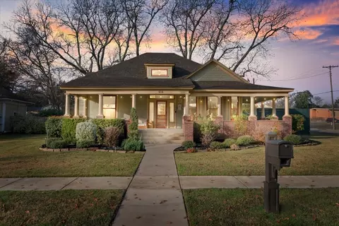 404 S Walnut St, Cleburne, TX 76033