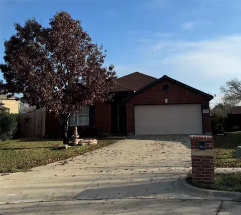 2008 Archer Dr, Grand Prairie, TX 75052