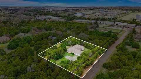 900 Willis Dr, Cedar Hill, TX 75104