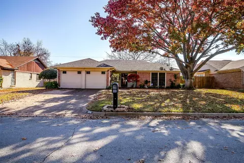 1816 Prince Dr, Benbrook, TX 76126