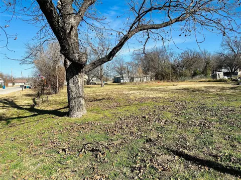 132 6th St, Cross Plains, TX 76443