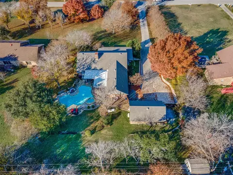 216 Paint Pony Trl N, Fort Worth, TX 76108