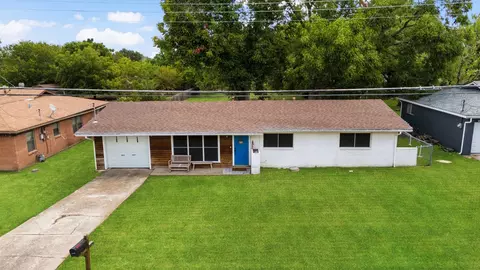 1113 Sproles Dr, Benbrook, TX 76126