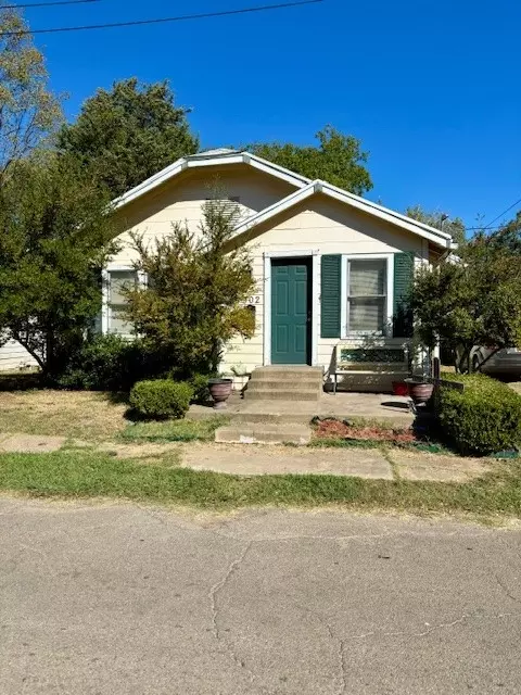 902 Sycamore St, Commerce, TX 75428