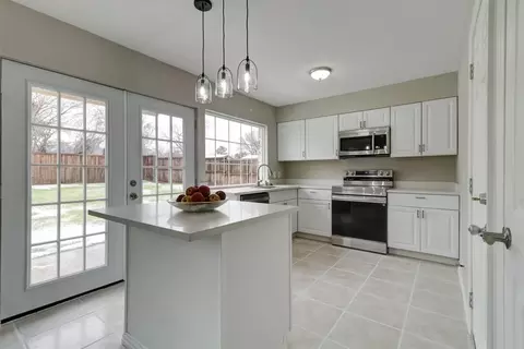 2101 Pearl Ln, Irving, TX 75060