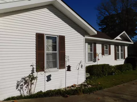 Exterior - 106 NW 3rd St, Springhill, LA 71075 photo 4 of 8