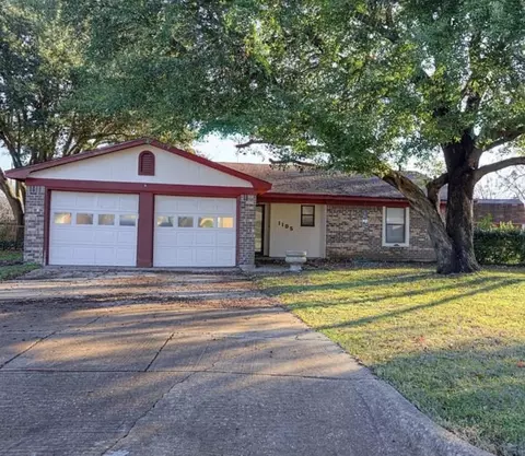 1105 Aspen Ct, Benbrook, TX 76126