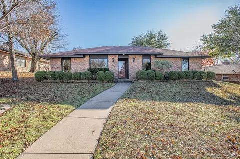 512 Bluebird Ln, Desoto, TX 75115
