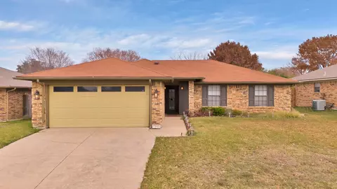 6625 Willow View Dr, Watauga, TX 76148