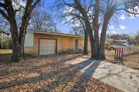 5801 Frisco Ave, Forest Hill, TX 76119