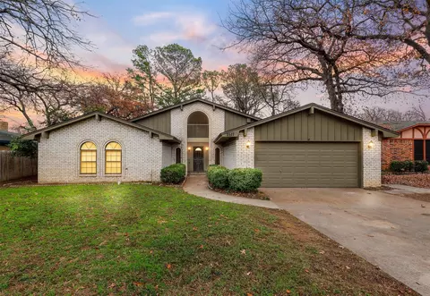 2517 Warren Ln, Fort Worth, TX 76112