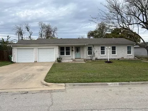 6761 Manor Dr, North Richland Hills, TX 76180