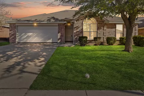 8721 Shavano Dr, Fort Worth, TX 76123