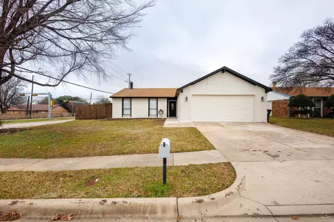 700 Levelland Dr, Arlington, TX 76017