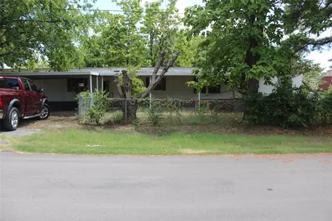 110 N Caylebaite St, Kennedale, TX 76060