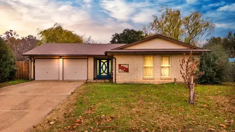 5628 Belfast Ln N, North Richland Hills, TX 76180