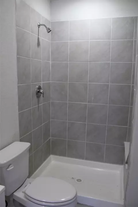 Bath - 307 Milton St, Celeste, TX 75423 photo 1 of 1
