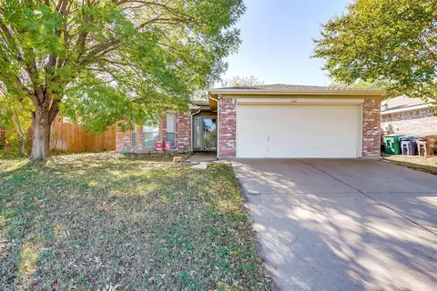 560 Blue Haze Dr, Fort Worth, TX 76108