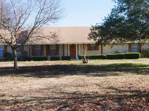 128 Burkett Ln, Pecan Hill, TX 75154