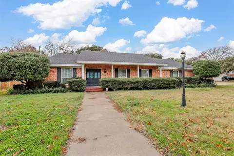 808 Berkley Dr, Cleburne, TX 76033