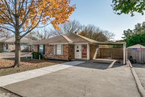 225 W Peach St, Grapevine, TX 76051