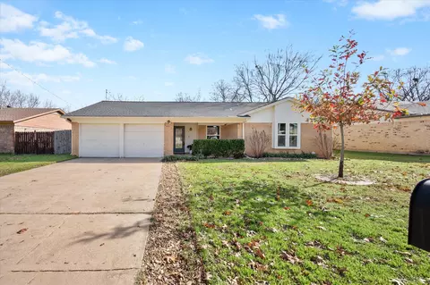 627 Pleasant Manor Ave, Burleson, TX 76028