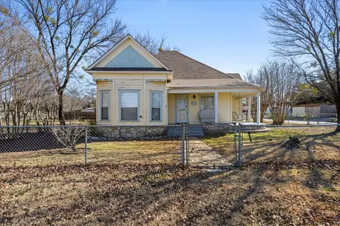 111 Paluxy St, Glen Rose, TX 76043