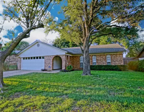 2104 Pebblecreek Dr, Cleburne, TX 76033