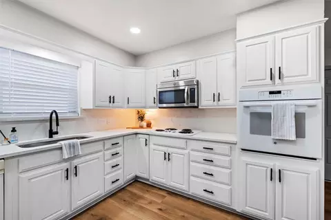 8124 Herndon Dr, Benbrook, TX 76116