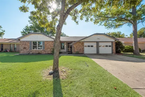 813 Ash St, Burleson, TX 76028