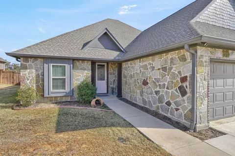 127 Comanche Dr, Lake Kiowa, TX 76240