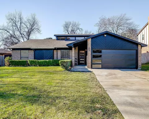 209 Covington Dr, Benbrook, TX 76126