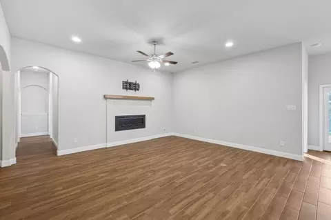 924 Sam St, Springtown, TX 76082 photo 4