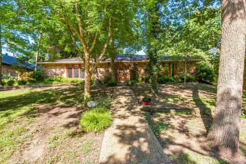 213 W Creekwood Dr, Lancaster, TX 75146