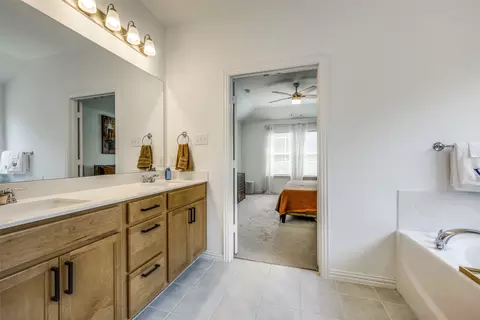 Bath - 5124 Unity Dr, Denton, TX 76207 photo 3 of 3
