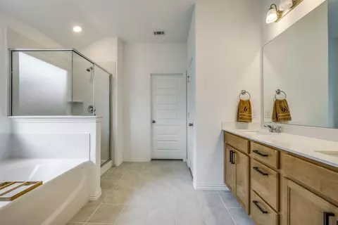 Bath - 5124 Unity Dr, Denton, TX 76207 photo 2 of 3